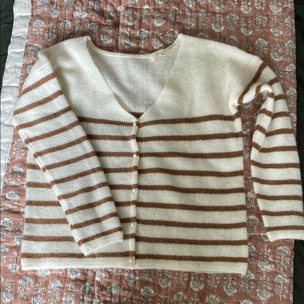 La maille SÉZANE sweater. Cream and brown worn a few times. Pet friendly home.